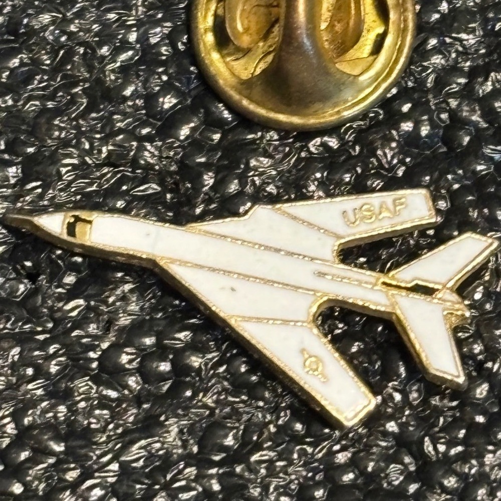 VTG F-100 USAF Military Airplane‎ Pinback Pin Air Force Pilot Lapel Brooch